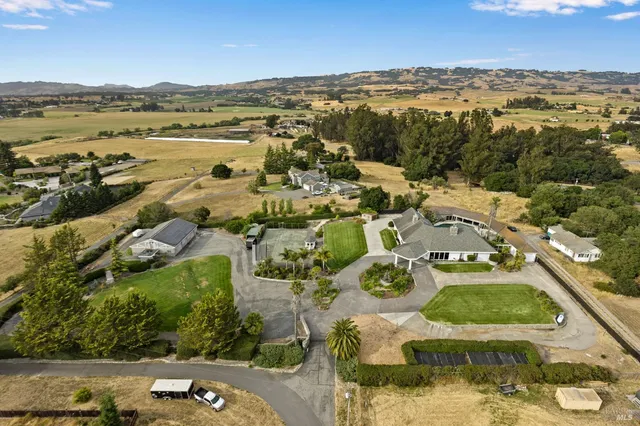 $2,995,000 | 365 Ely Road North, Petaluma, CA 94954