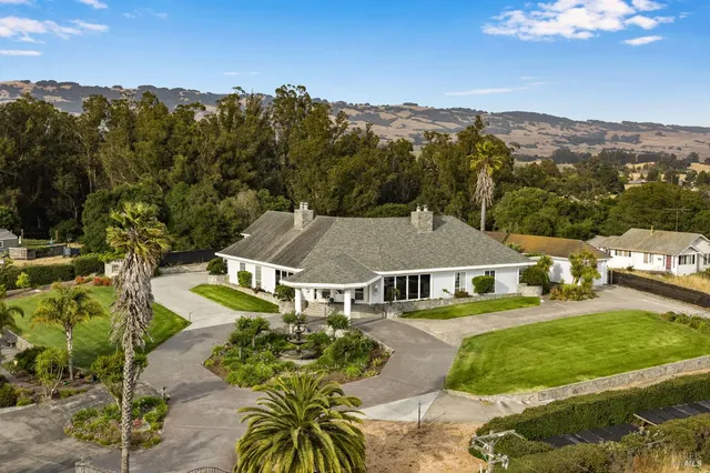 $2,995,000 | 365 Ely Road North, Petaluma, CA 94954