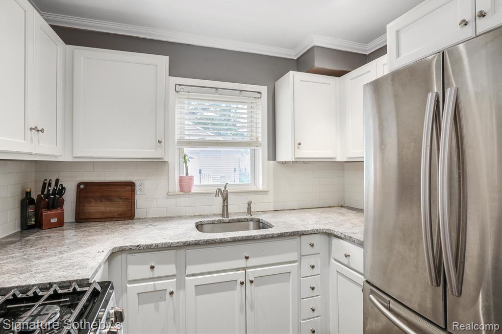 2147 Hampton Road Grosse Pointe Woods, MI 48236 - Photo 7 of 19