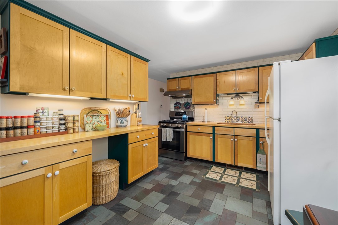 4 Rhodes Street Pawtucket, RI 02860 - Photo 7 of 37 Gallery Image 7
