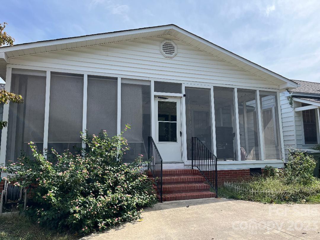 423 North Matson Street Kershaw, SC 29067 - Photo 2 of 33 a front view of a house with a garden