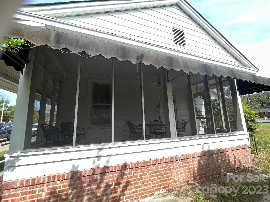 423 North Matson Street Kershaw, SC 29067 - Photo 4 of 33 a view of a house with a door