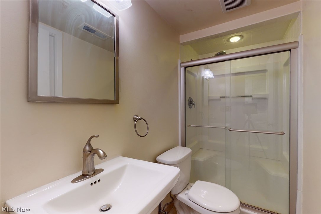 1722 Sheridan Road Cleveland, OH 44121 - Photo 16 of 26