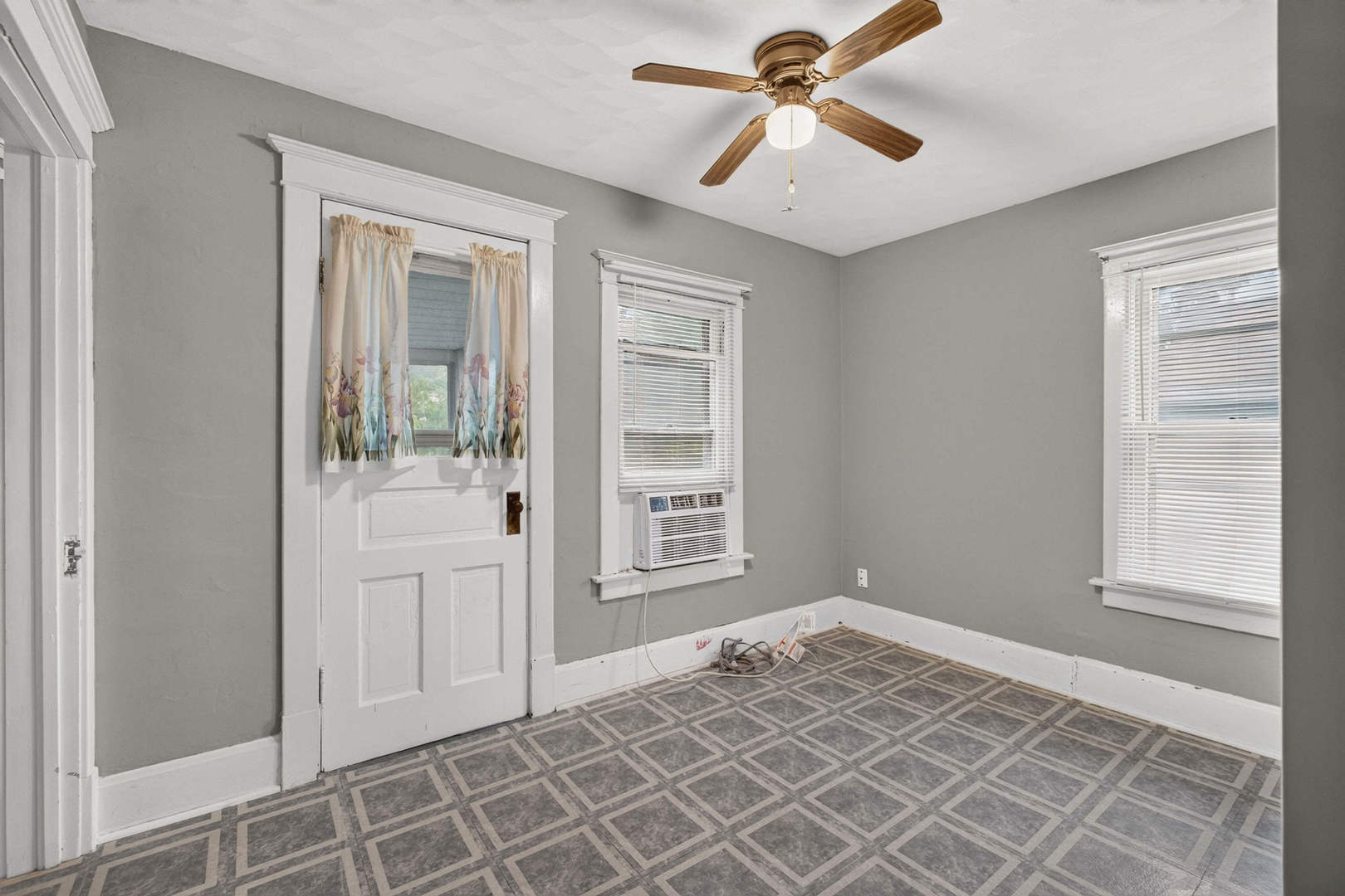 1913 10th Street Moline, IL 61265 - Photo 17 of 34