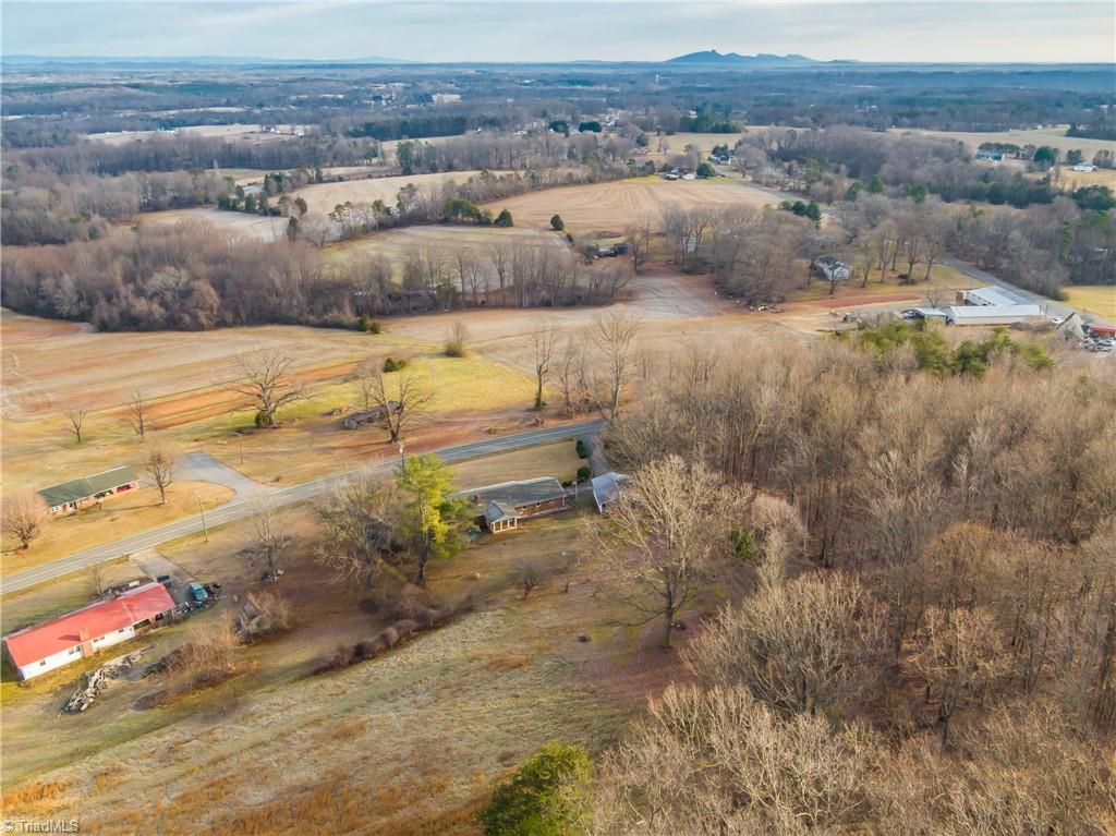 3929 Center Road Jonesville, NC 28642 - Photo 5 of 44 Gallery Image 5