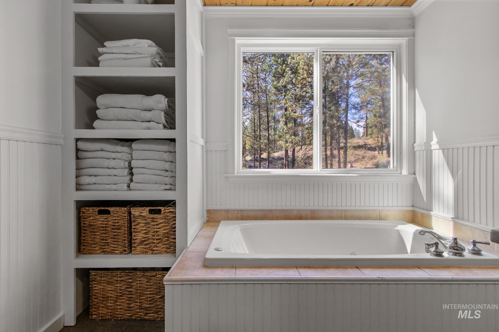 12 Meadow Creek Road Idaho City, ID 83631 - Photo 33 of 44 Full bath with a garden tub and wainscoting