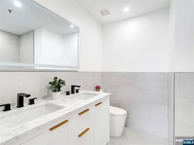 $400,000 | 42 Krueger Court, Unit 1305, Newark, NJ 07103