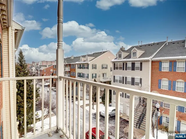 $400,000 | 42 Krueger Court, Unit 1305, Newark, NJ 07103