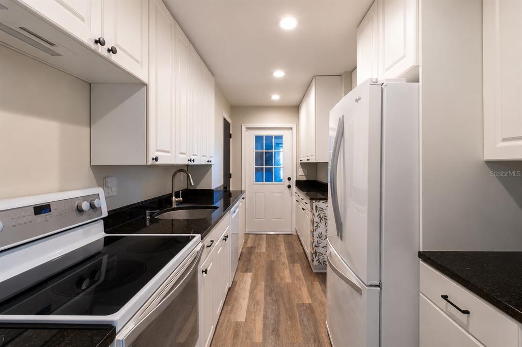 3018 19th Place Southwest Largo, FL 33774 - Photo 10 of 31