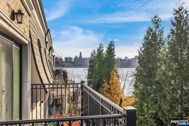 $1,250,000 | 44 Marquis Court, Unit 44, Edgewater, NJ 07020