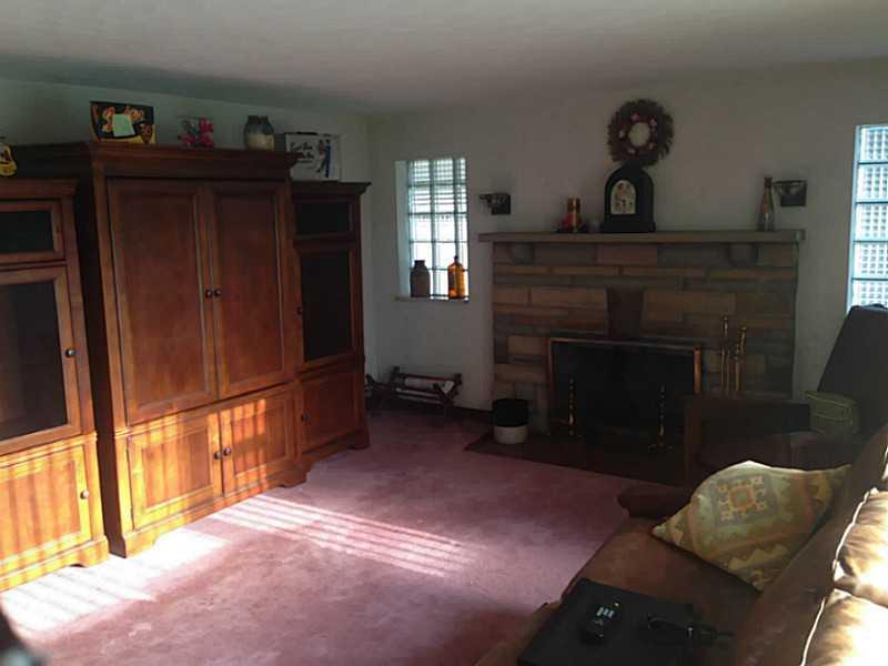 1027 Old State Road Apollo, PA 15613 - Photo 3 of 19 Living Room.