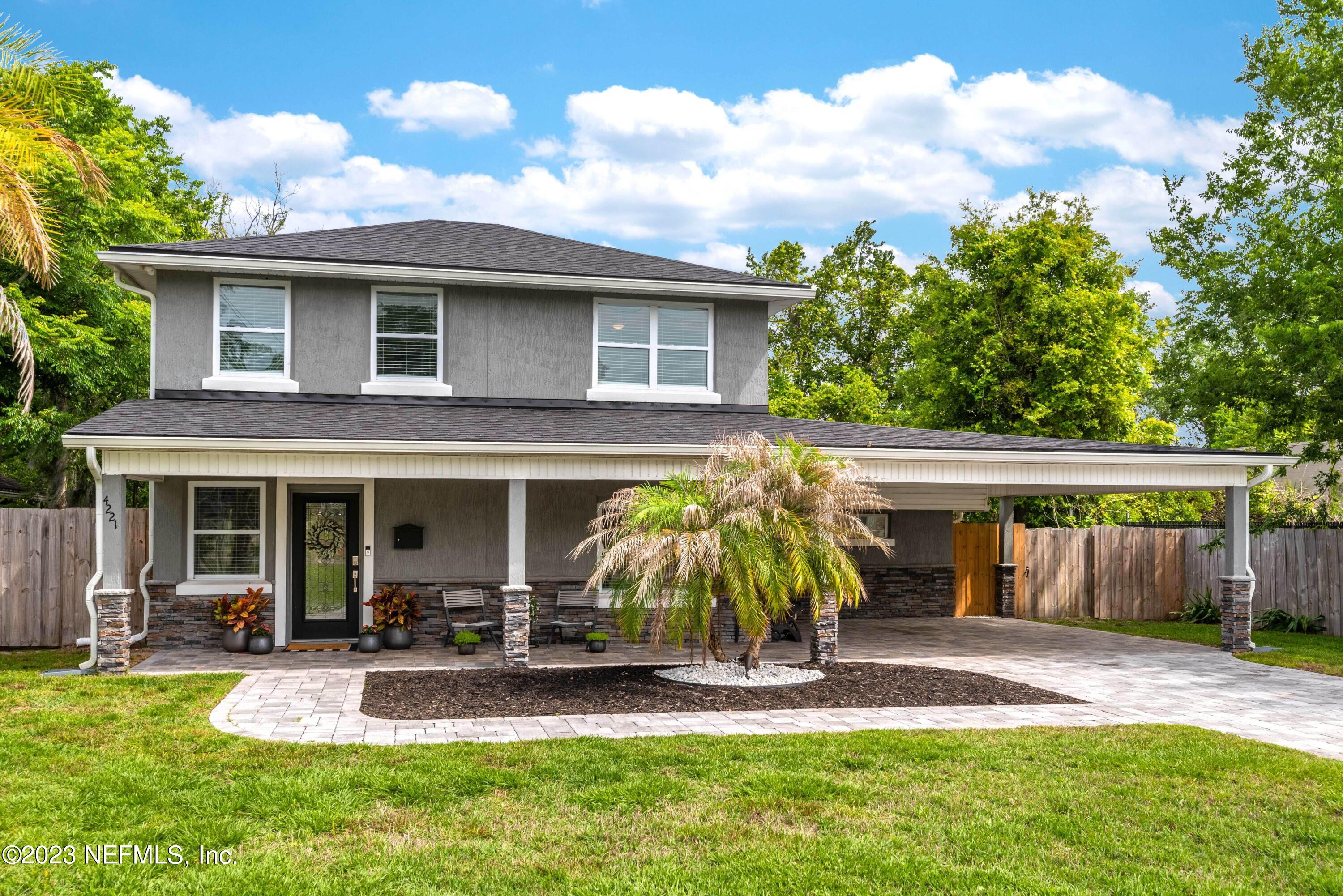 a view of a yard in front of house