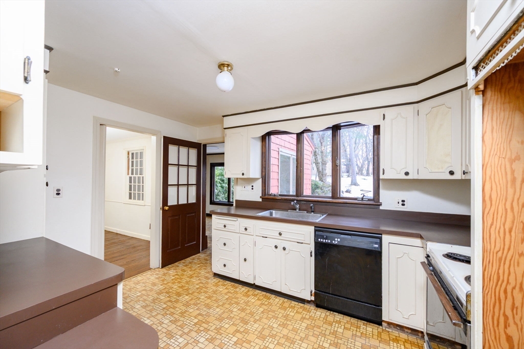 57 Columbine Road Milton, MA 02186 - Photo 9 of 28