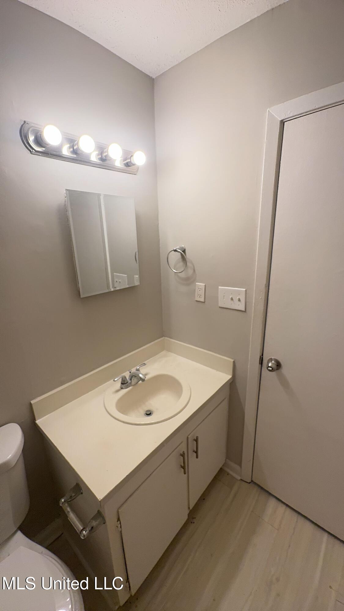 207-209 Lawrence Road Jackson, MS 39206 - Photo 5 of 8 Bath