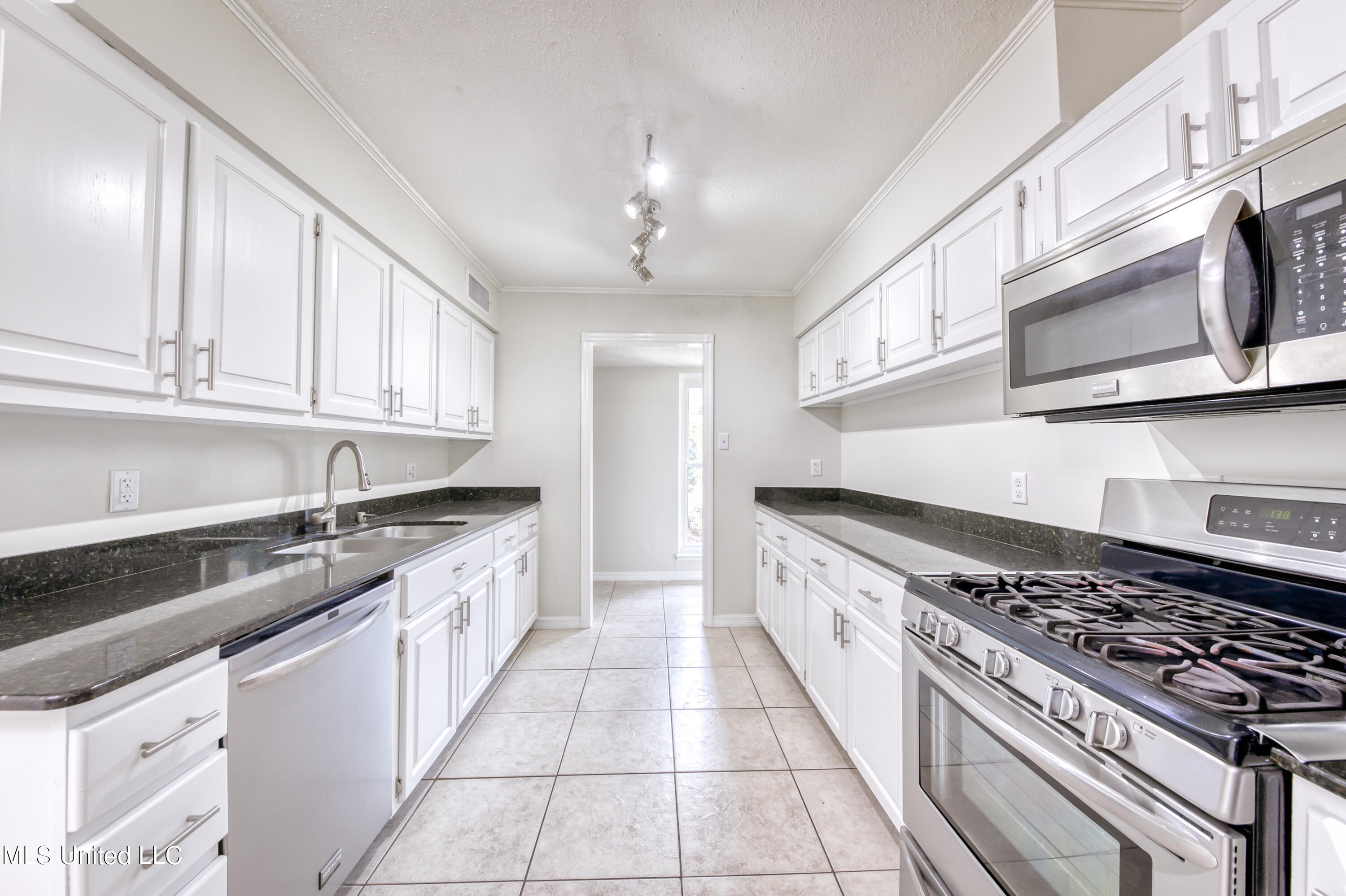 3215 Nottingham Road Ocean Springs, MS 39564 - Photo 8 of 23 3215NottinghamRd-15