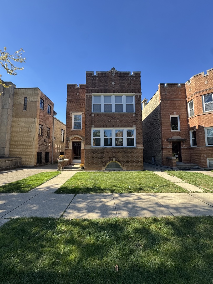 6208 North Artesian Avenue, Unit 2 Chicago, IL 60659 - Photo 14 of 14 a backyard of a house