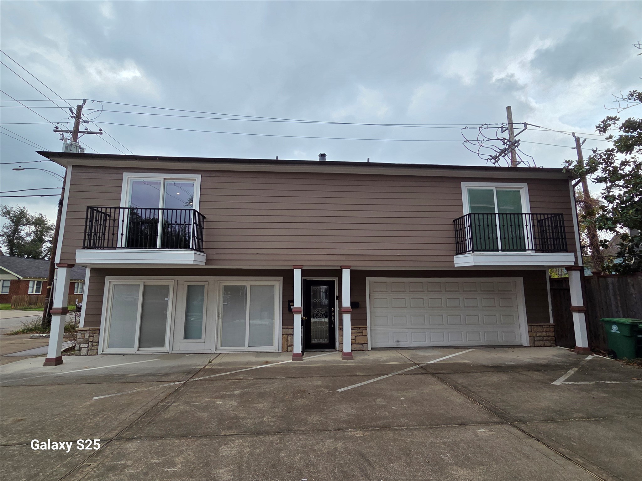 102 East 5th Street Houston, TX 77007 - Photo 44 of 44 Outside looking at Apartment (Bottom Room with sliding-glass doors is on the right-hand side)
