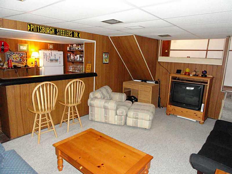 159 Ridgewood Road Pittsburgh, PA 15237 - Photo 23 of 25 Family Room.
