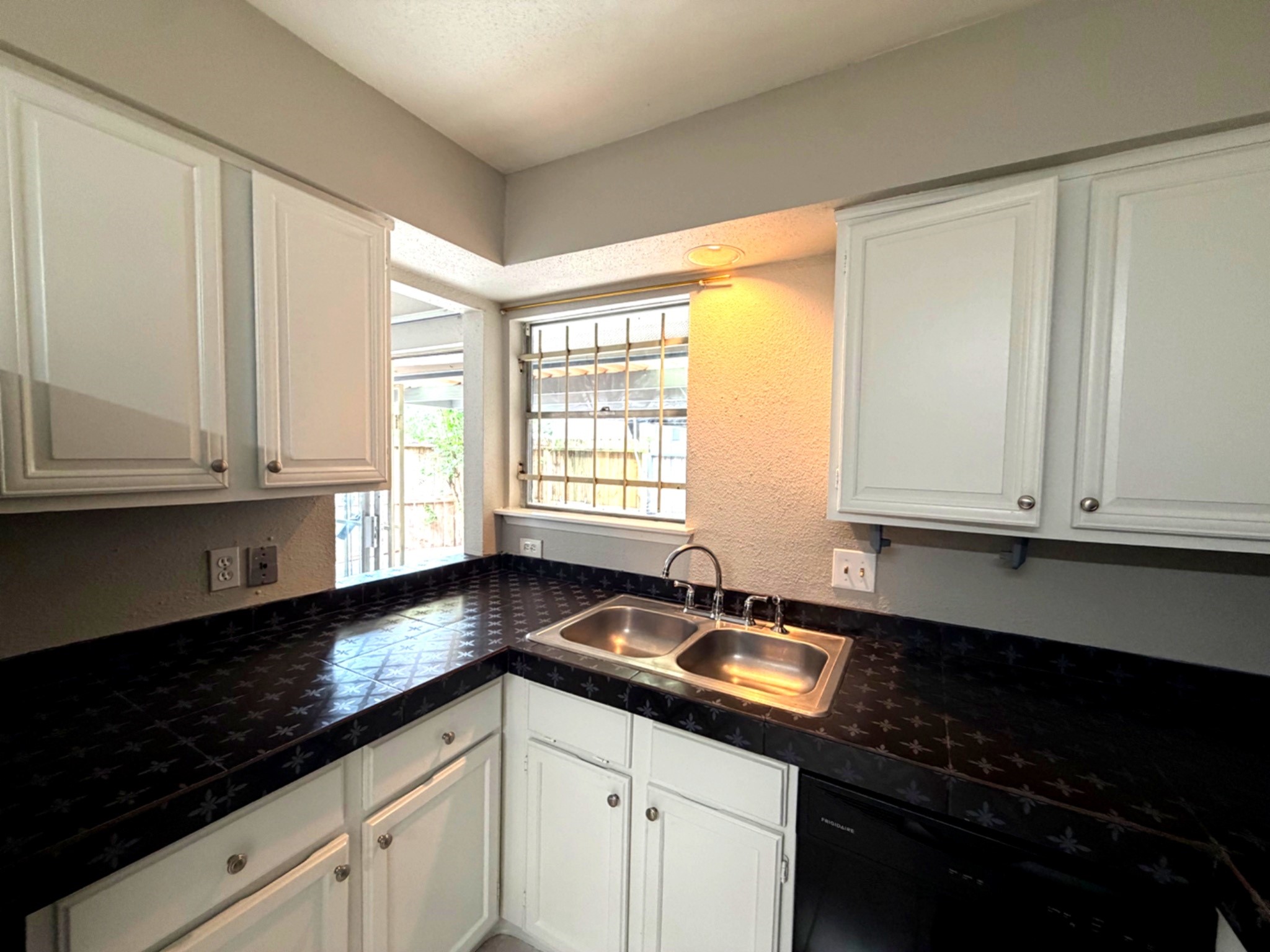 5817 West Tidwell Road Houston, TX 77092 - Photo 11 of 29 Kitchen