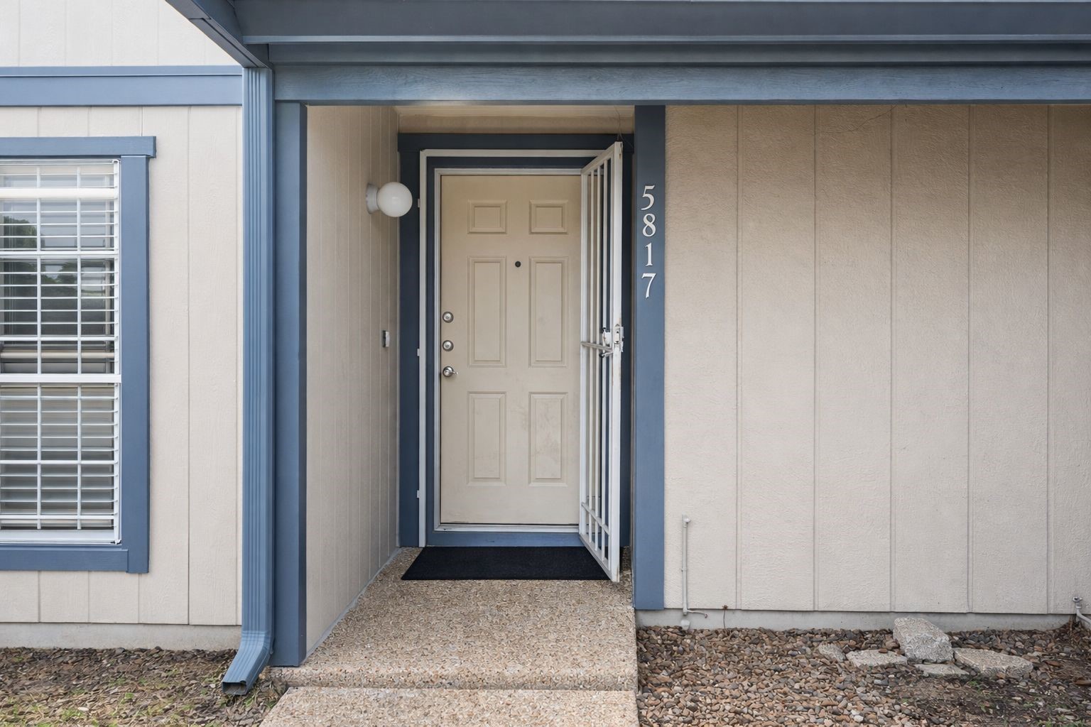 5817 West Tidwell Road Houston, TX 77092 - Photo 4 of 29 Entrance door
