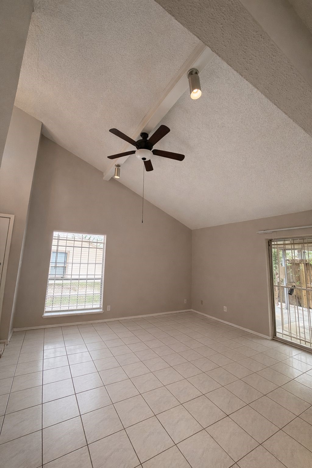 5817 West Tidwell Road Houston, TX 77092 - Photo 7 of 29 Living room