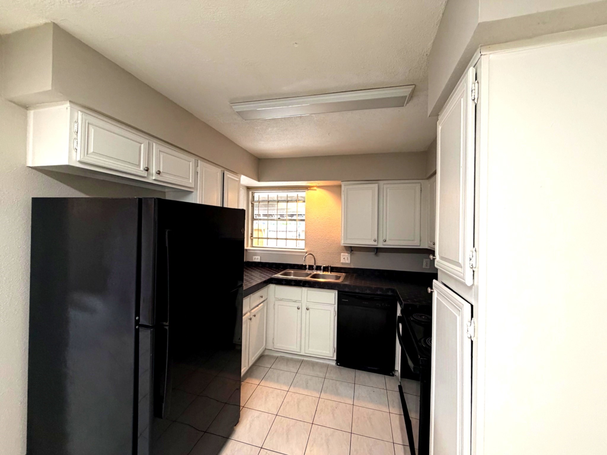 5817 West Tidwell Road Houston, TX 77092 - Photo 10 of 29 Kitchen