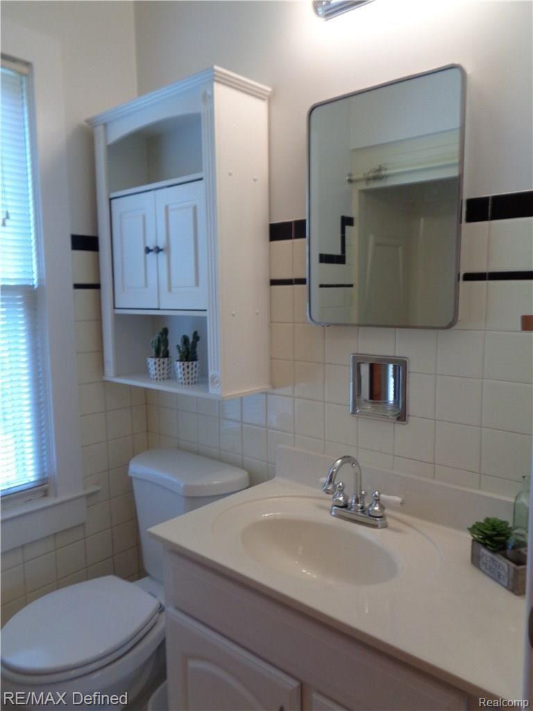 3402 Harrison Avenue Rochester, MI 48307 - Photo 14 of 20 Bathroom