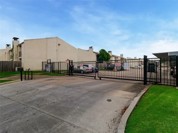 $1,075 | 10075 Westpark Drive, Unit 9, Houston, TX 77042