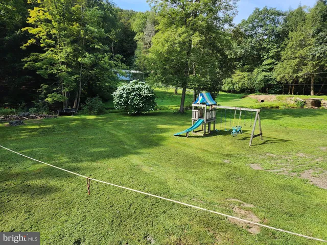 a view of a backyard