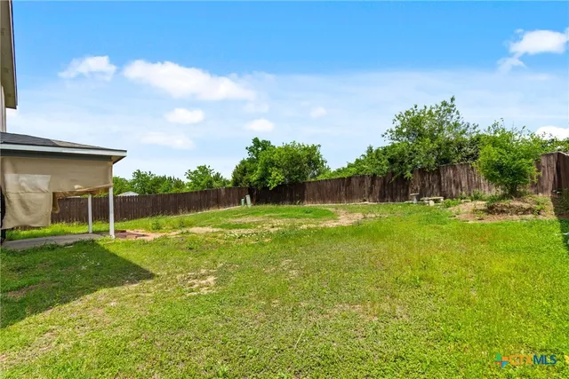 a view of a backyard