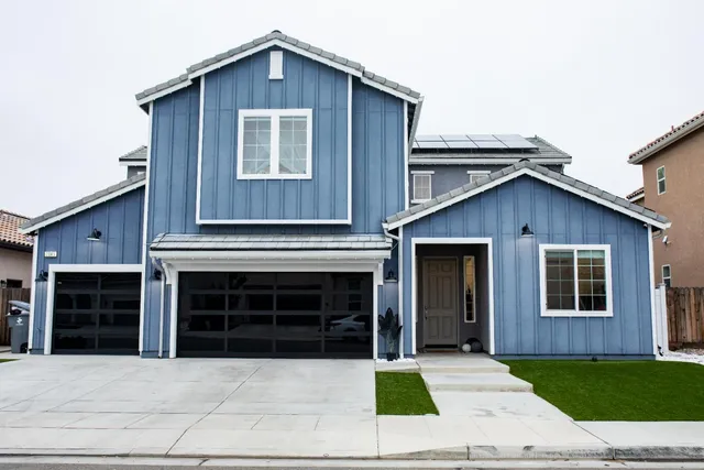 a view of front of house with yard