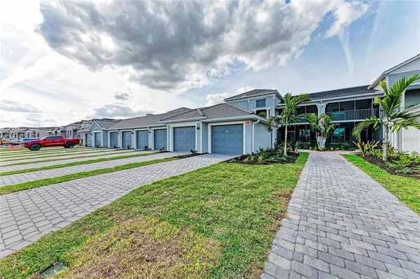a view of a yard in front of house