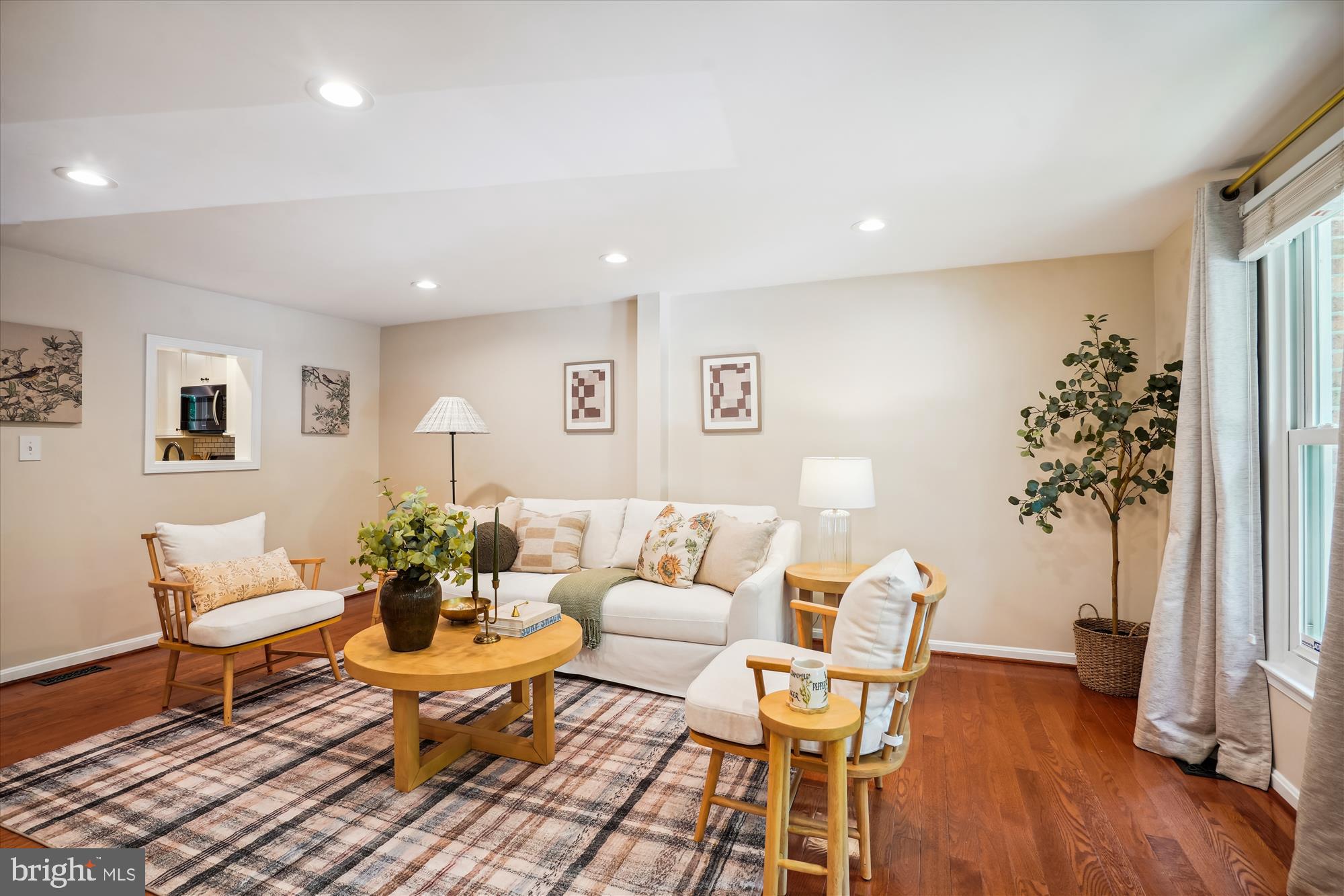 6507 Field Master Drive Springfield, VA 22152 - Photo 3 of 35 Living Room