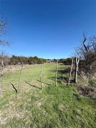 a view of a bench in a field