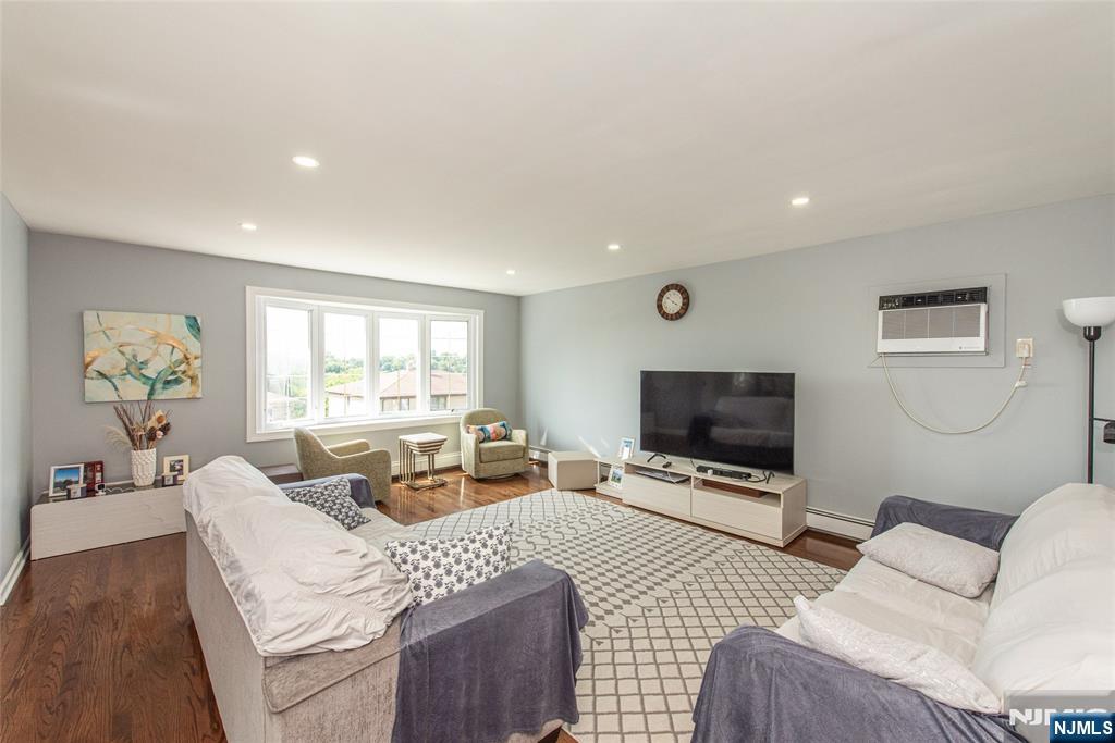 424 Oak Street Ridgefield, NJ 07657 - Photo 5 of 39 Gallery Image 5