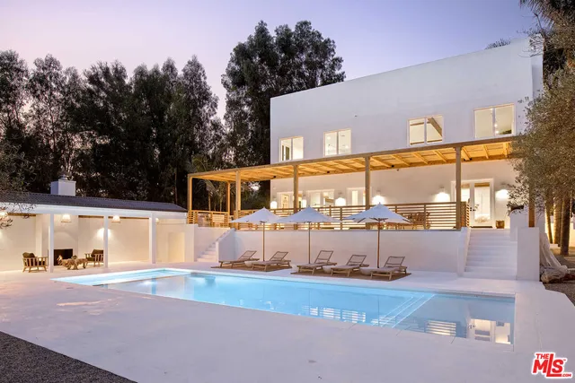 a view of a large white building