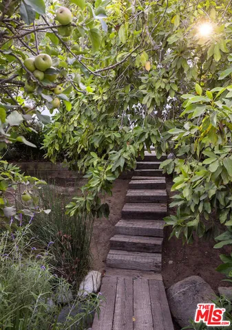 a view of entryway with outdoor area