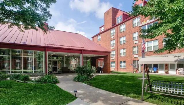 $1,042 | 201 West Delaware Street, Evansville, IN 47710