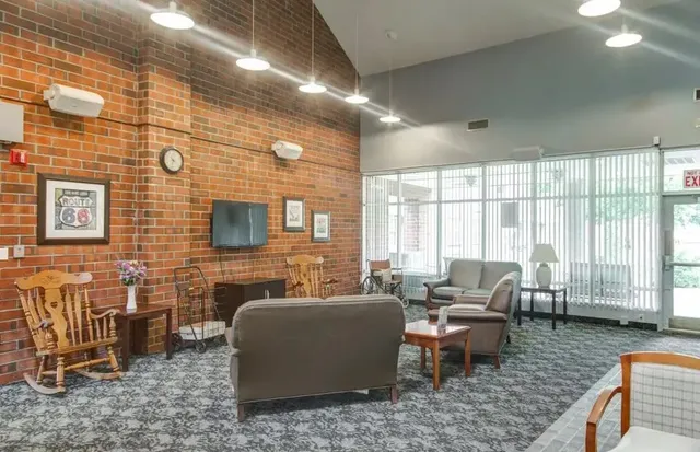 $1,042 | 201 West Delaware Street, Evansville, IN 47710