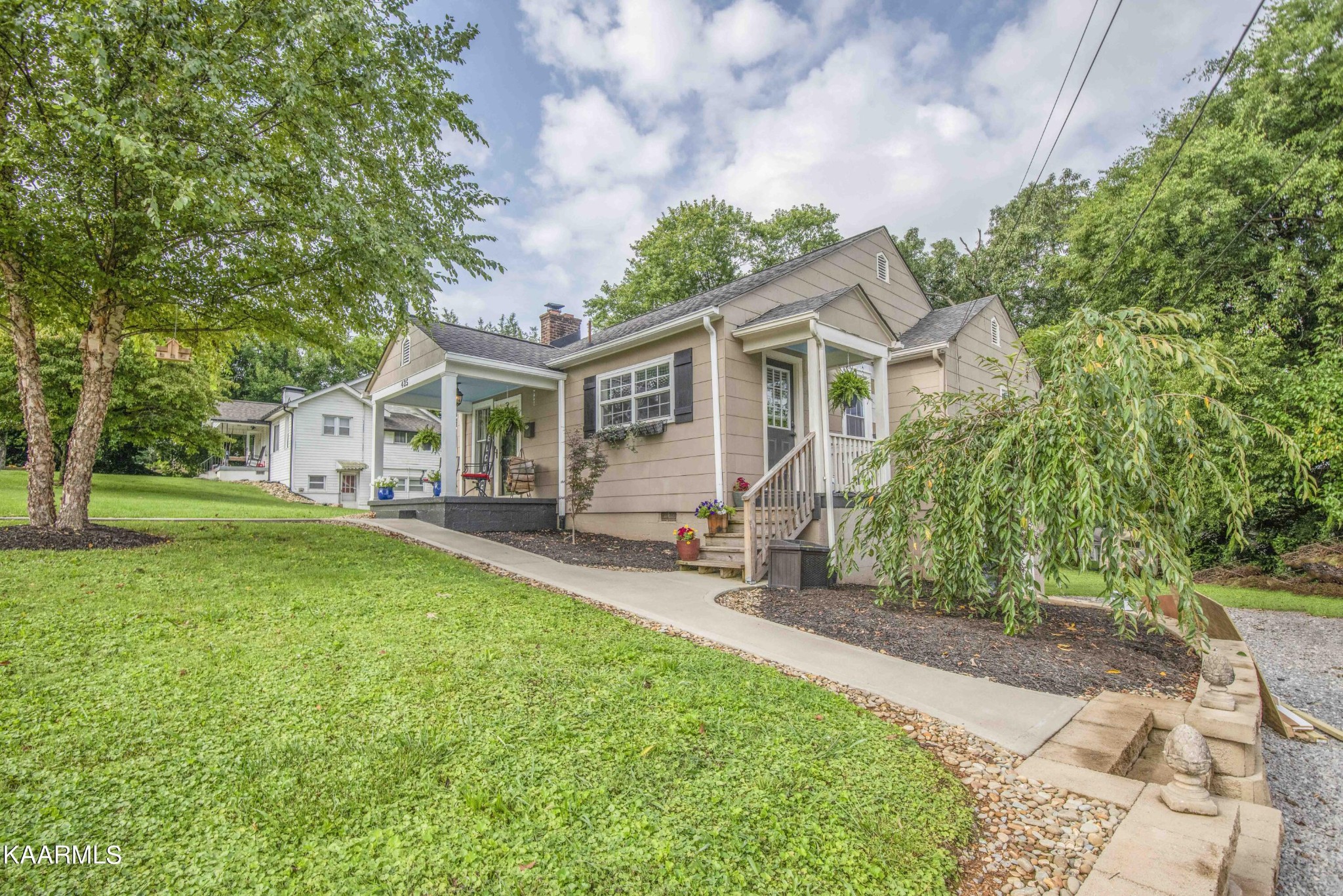 425 Clifton Road Northwest Knoxville, TN 37921 - Photo 1 of 38 a front view of house with yard and green space