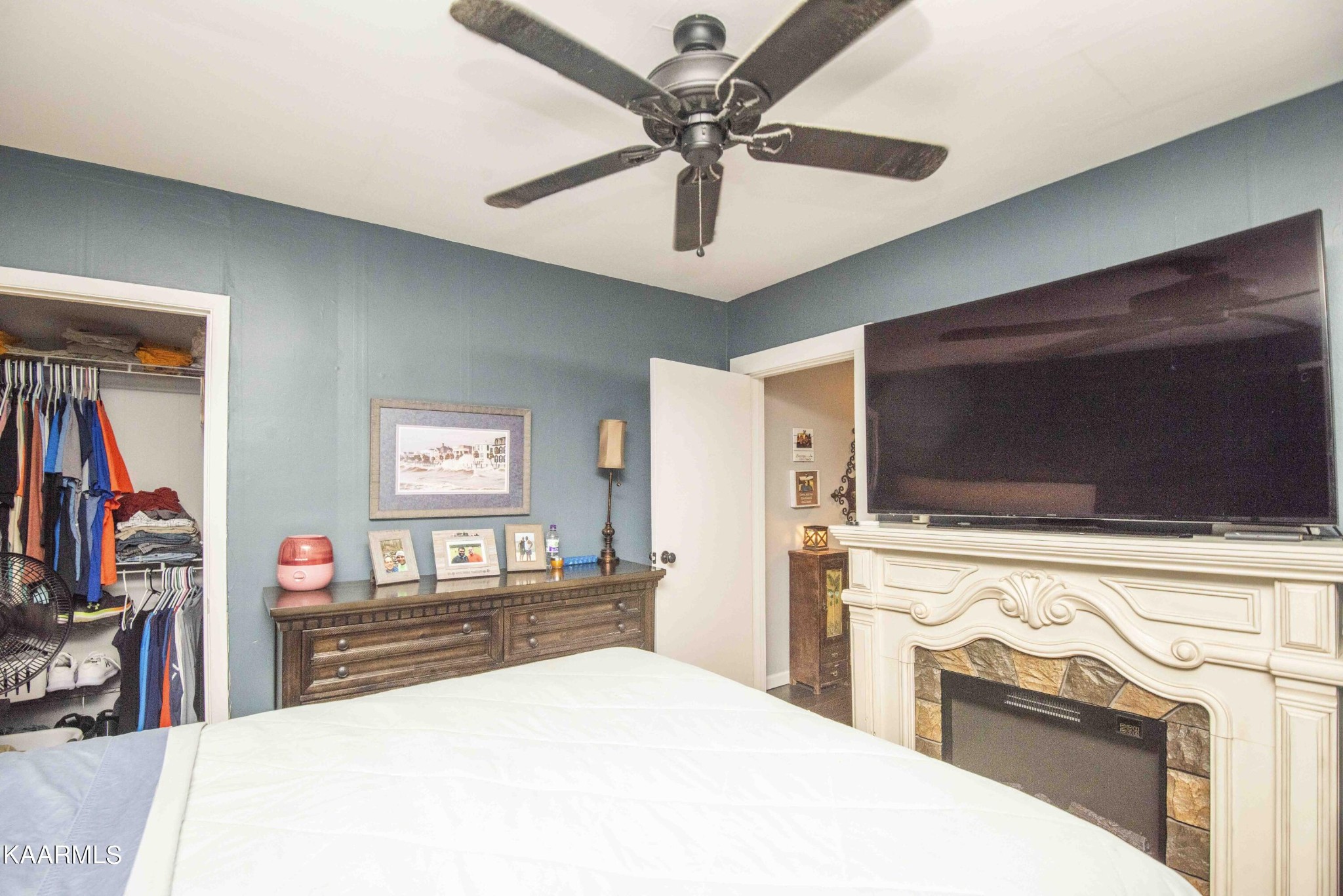 425 Clifton Road Northwest Knoxville, TN 37921 - Photo 20 of 38 a bedroom with a bed and a flat screen tv
