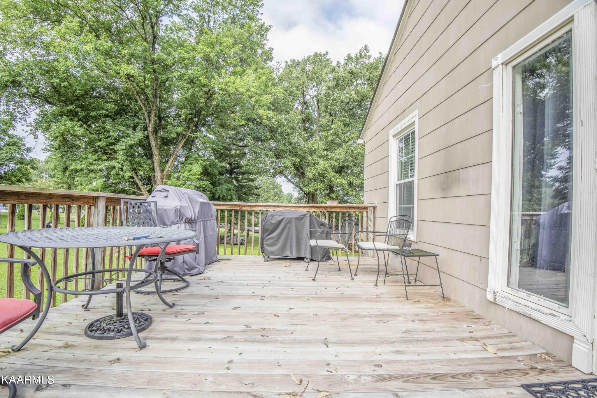 425 Clifton Road Northwest Knoxville, TN 37921 - Photo 26 of 38 a view of a chair and tables