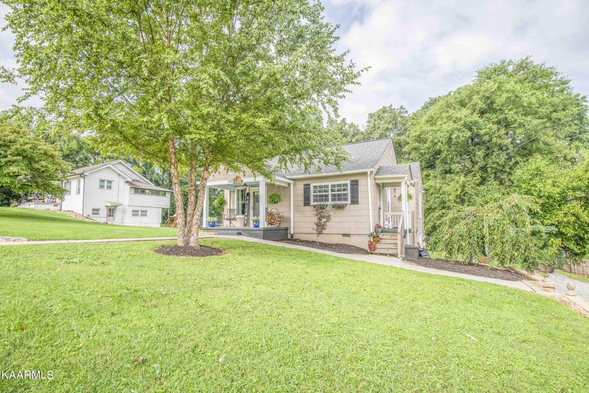 425 Clifton Road Northwest Knoxville, TN 37921 - Photo 29 of 38 a front view of a house with a yard and trees