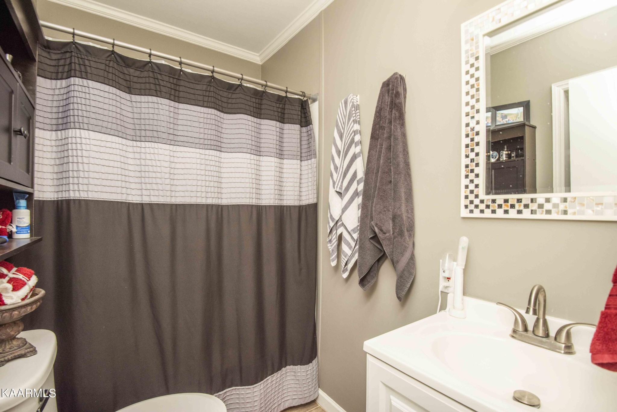 425 Clifton Road Northwest Knoxville, TN 37921 - Photo 3 of 38 a bathroom with a sink and a toilet