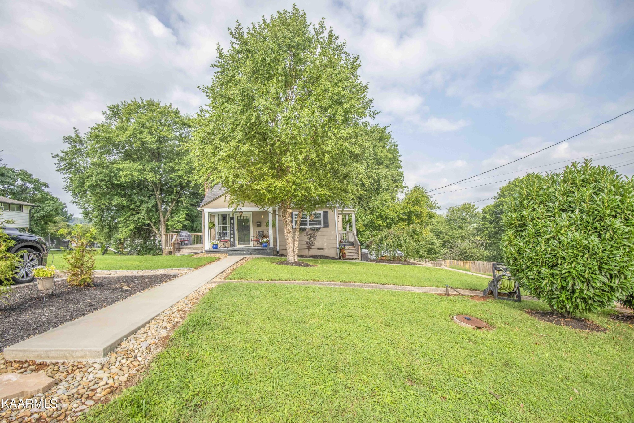 425 Clifton Road Northwest Knoxville, TN 37921 - Photo 32 of 38 a front view of a house with a yard and trees