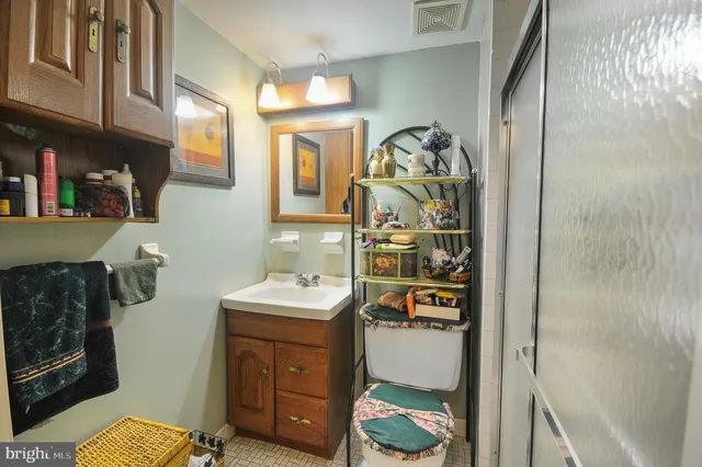 a en suite bathroom with a toilet sink and mirror