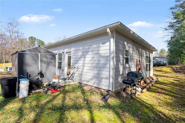 a view of backyard of the house