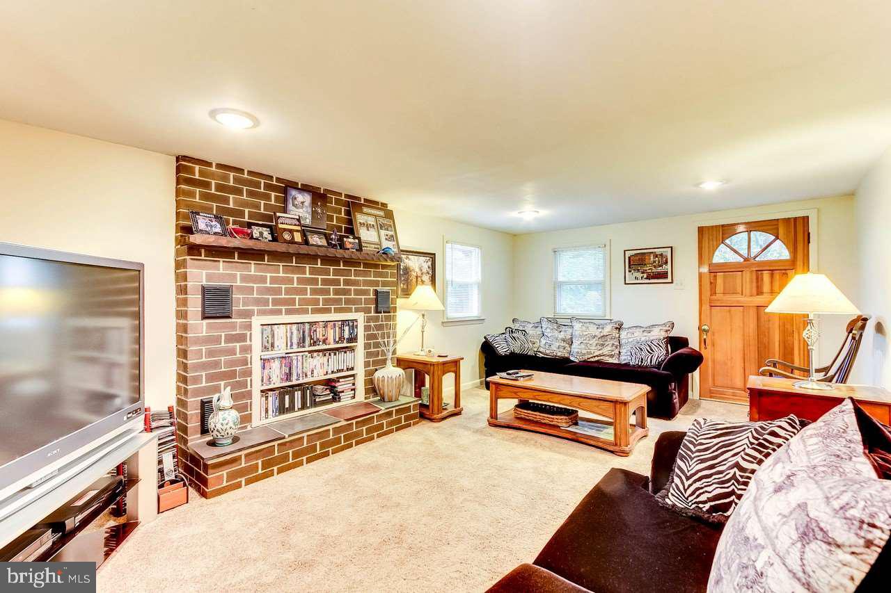 625 East Butter Road York, PA 17406 - Photo 3 of 36