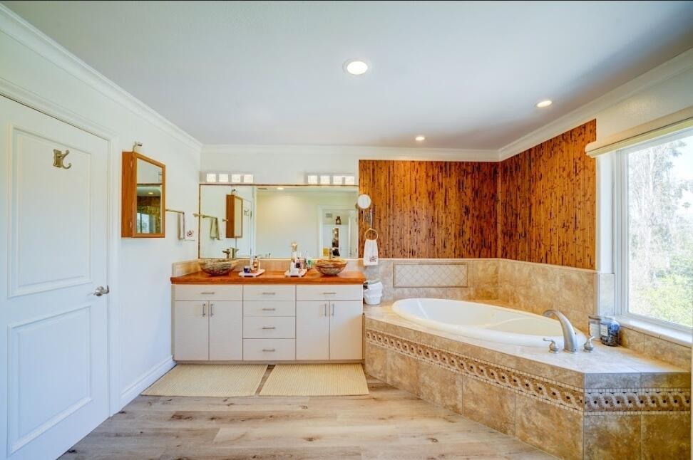 1377 Knoll Road Redlands, CA 92373 - Photo 11 of 28 a spacious bathroom with a tub a sink and mirror