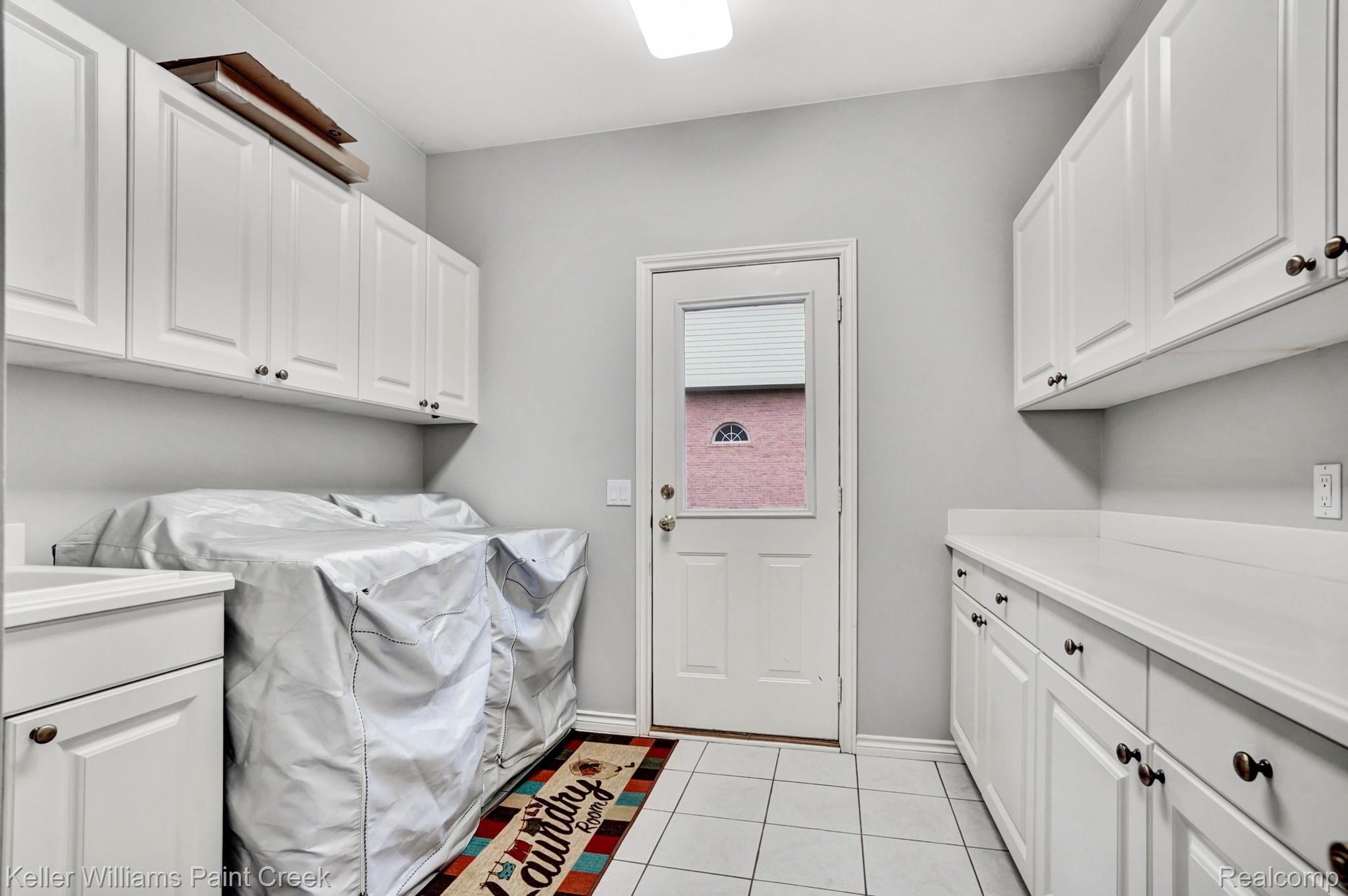 5572 Kirkridge Trail Rochester, MI 48306 - Photo 30 of 72 Laundry Room